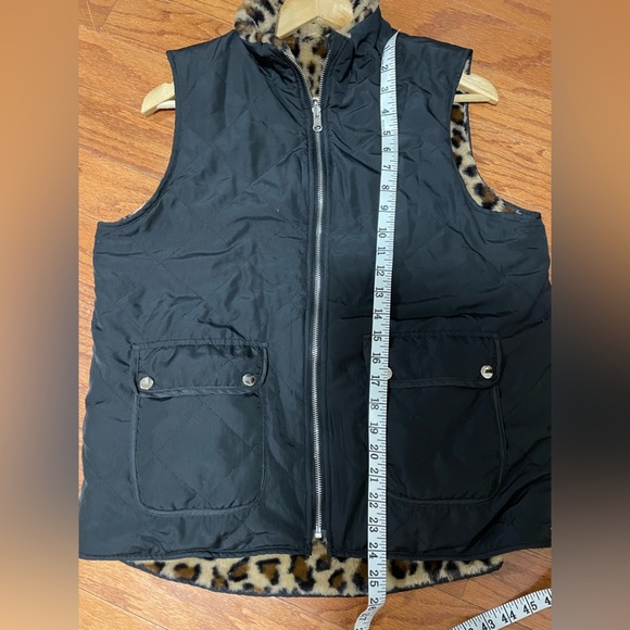 NWOT Reversible faux fur leopard/black vest - Picture 8 of 13